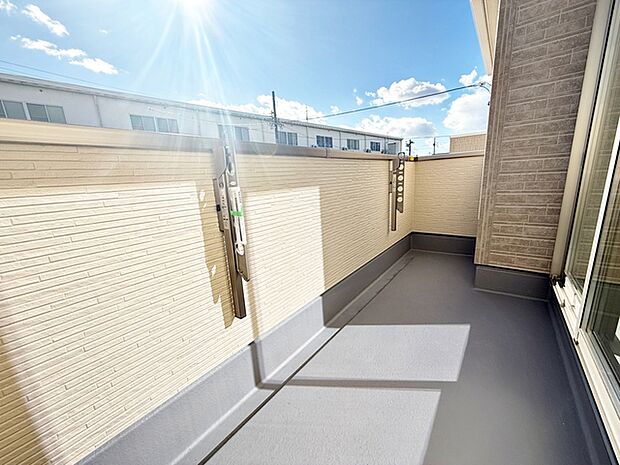 【バルコニー】 陽当たり良好で、晴れた日には洗濯物がカラッと乾きますね 