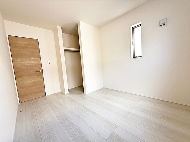 【洋室5.06帖】 インテリアの映える白を基調とした洋室です。   