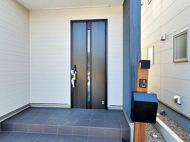 【玄関】 雨の日の出入りも濡れにくい玄関ポーチ 