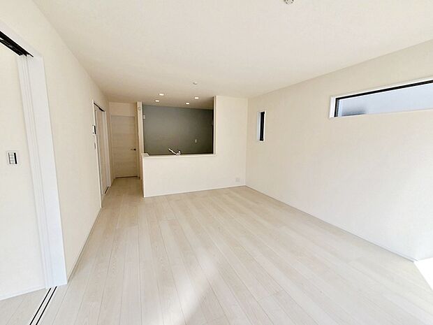 【リビング16帖】 奥行きのあるLDKなので、それぞれの過ごし方ができます。リビング、ダイニング、隣接洋室で、それぞれ別のことをしながらでも、時々会話も楽しめます。 