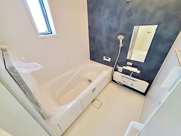 【浴室】 防水性や保温性に優れたシステムバスルーム！洗い場と脱衣所の段差が少なくバリアフリー 