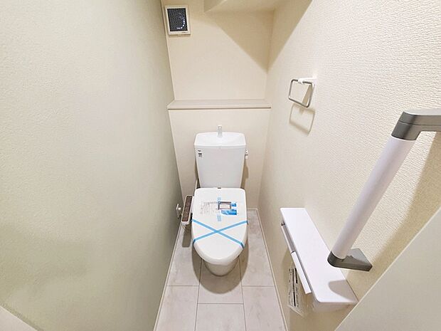 【トイレ】 各フロア1カ所ずつシャワー機能付トイレを設置しており、忙しい朝の混雑も解消！ 