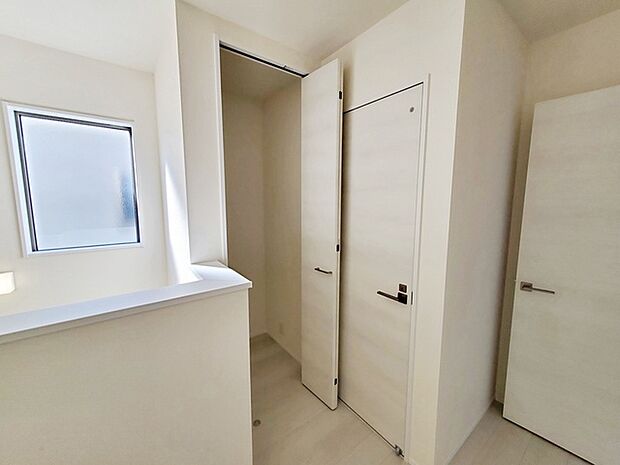 2階ホールにはご家族の共有収納スペースを設けました。使用頻度が少ないもの、季節的なものの収納に便利！ 