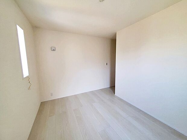 【洋室6帖】 腰窓で机や家具の配置がしやすい洋室6帖。子供部屋や書斎にもオススメです！ 