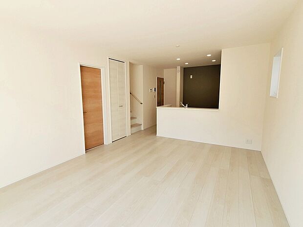 【リビング16帖】 沢山の光が差し込む明るいリビングは、開放的で心地よい空間です。自然と家族が集まり幸せな時間が流れます。 