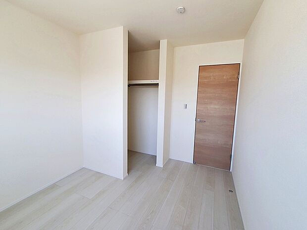 【洋室5.16帖】 ウォークインクローゼット付きで子ども部屋や書斎に最適な居室です。  