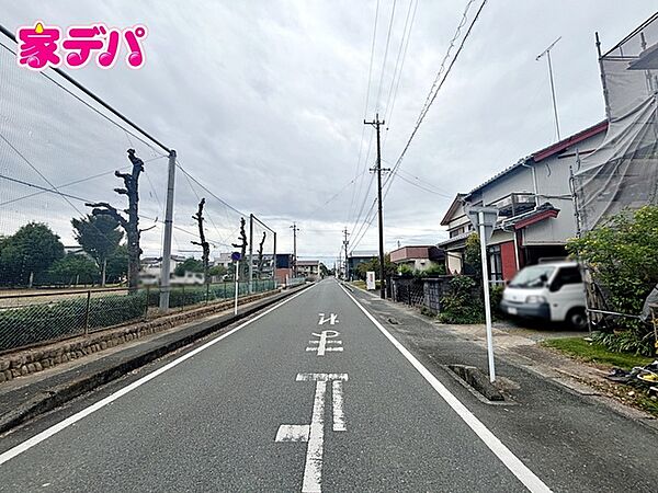 前面道路は公道で、車のすれ違いもらくらく広々9ｍの幅があります