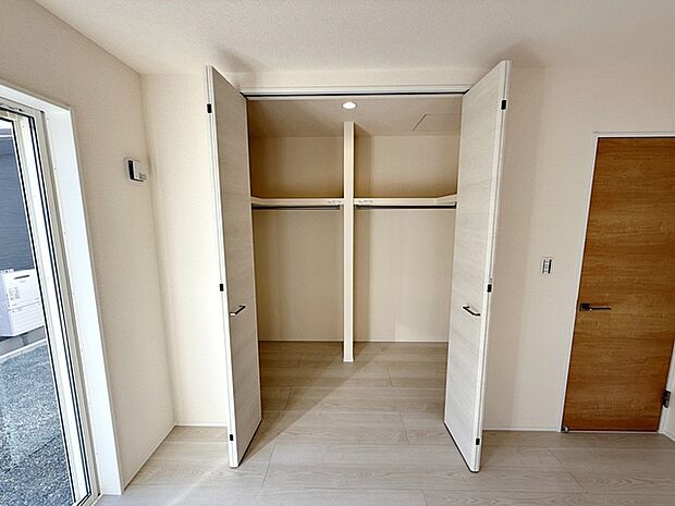 【ウォークインクローゼット】 WICは洋服、帽子、バッグなど全て収納可能！お部屋がスッキリ整理整頓できます！ 