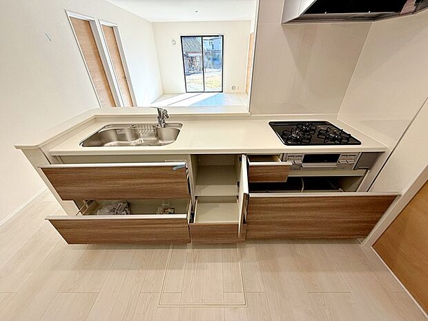 【キッチン】 リビングで遊んでいるお子様を見ながらお料理ができ、子育て中のパパママにも安心の設計です！ 