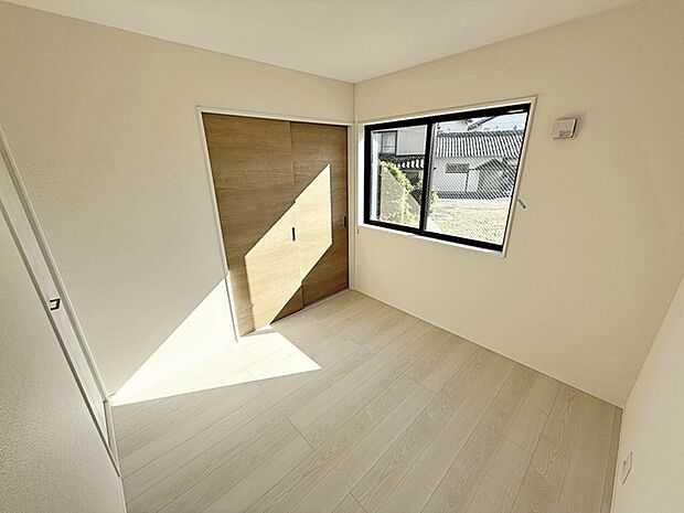 【洋室4.5帖】 腰窓で机や家具の配置がしやすい洋室4.5帖。子供部屋や書斎にもオススメです！ 