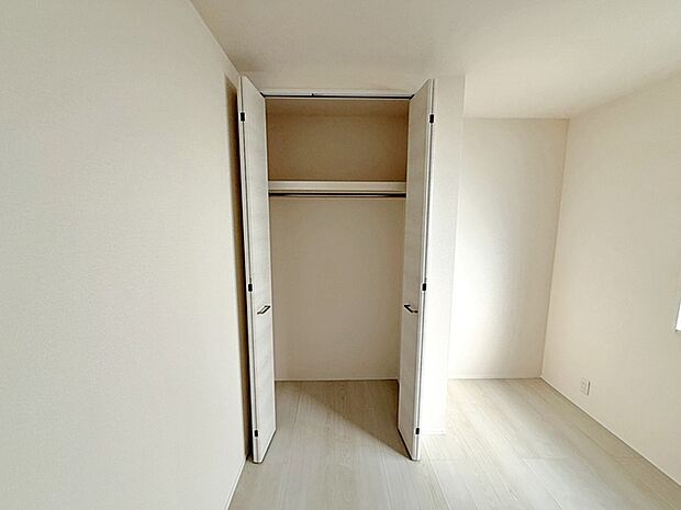 パイプハンガー付きのクローゼットは服を畳まず収納でき大切な衣類をシワや日焼けから守ります。 