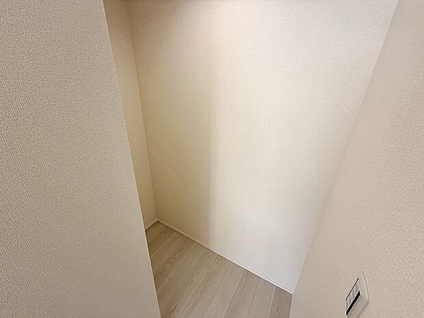 【キッチン収納】 食料品や飲料類など災害用の食料品等をストックする事ができるスペースです 