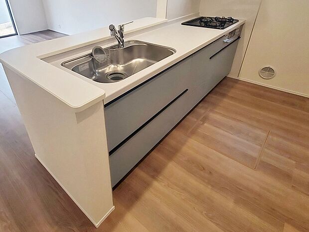 【キッチン】 リビングで遊んでいるお子様を見ながらお料理ができ、子育て中のパパママにも安心の設計です！ 