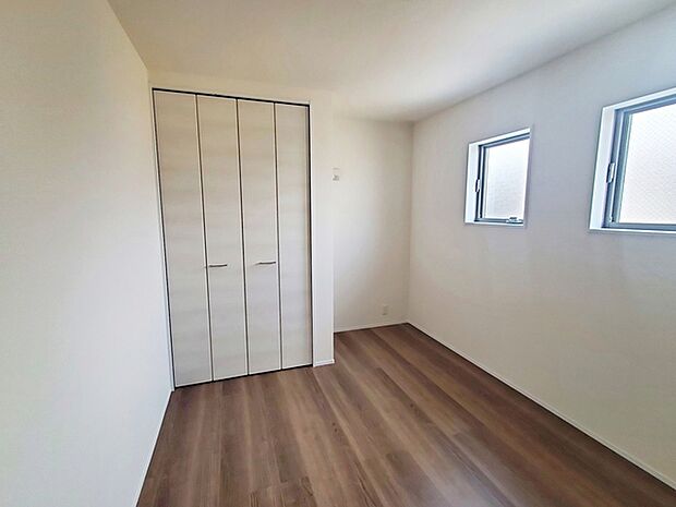 【洋室5.4帖】 お子様にとっての初めての「自分の部屋」。学習机やベッドの配置もラクラクです。 