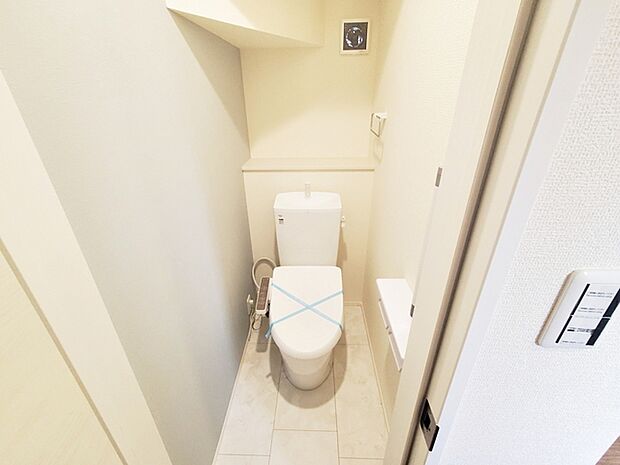 【一階トイレ】 各フロア1カ所ずつシャワー機能付トイレを設置しており、忙しい朝の混雑も解消！ 