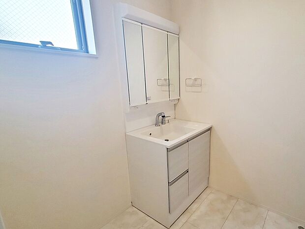 【洗面台】 洗髪・洗面・化粧などができる機能と収納スペースを一体化した洗面台です。 