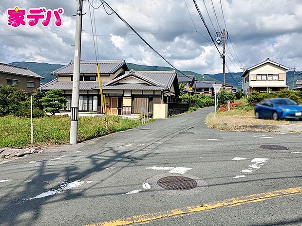 前面道路も広く車通りも少ないので、運転が苦手な方でも自分のペースで駐車ができます 