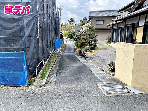 前面は車通りの少ない道路。お車の出し入れが苦手な方も安心ですね。