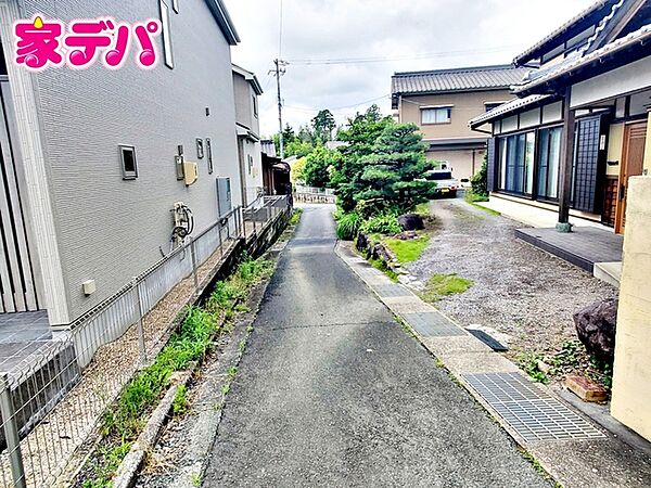 前面は車通りの少ない道路。お車の出し入れが苦手な方も安心ですね。