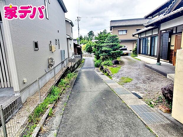前面は車通りの少ない道路。お車の出し入れが苦手な方も安心ですね。