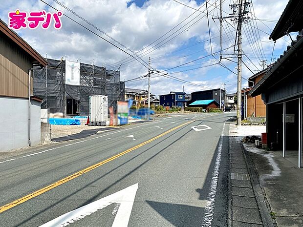 前面約7.9m幅の道路に面しており、通行や駐車の際に余裕がある広さです。運転が苦手な方でもラクラク!