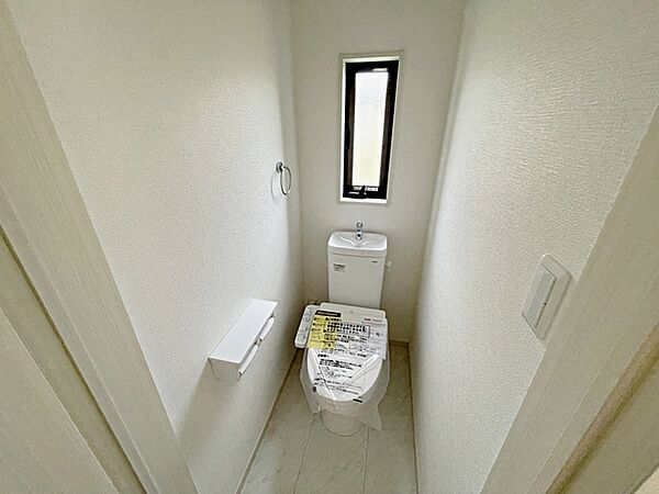 【施工例】多機能な温水洗浄便座付きでお掃除がしやすい、清潔なトイレです