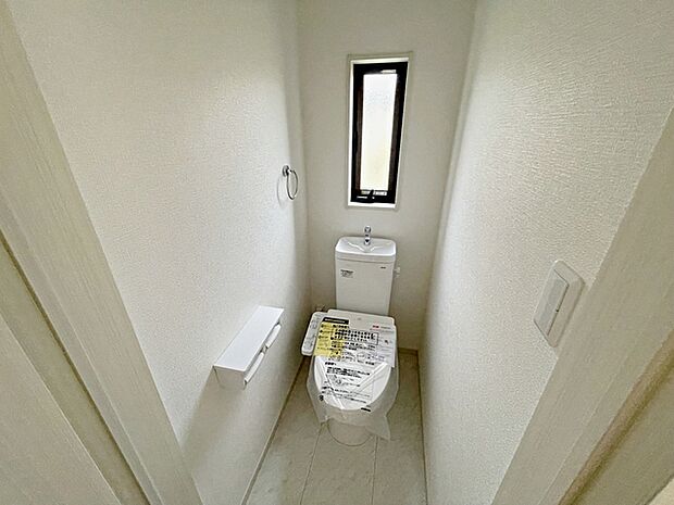 【施工例】多機能な温水洗浄便座付きでお掃除がしやすい、清潔なトイレです