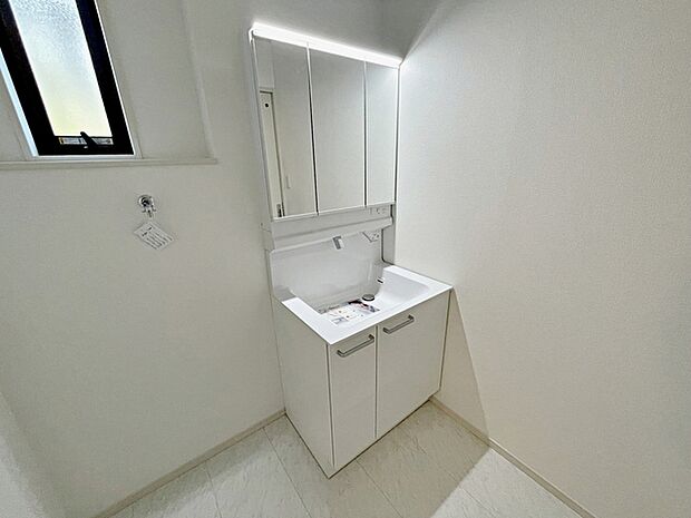 【施工例】洗髪・洗面・化粧などができる機能と収納スペースを一体化した洗面台です。