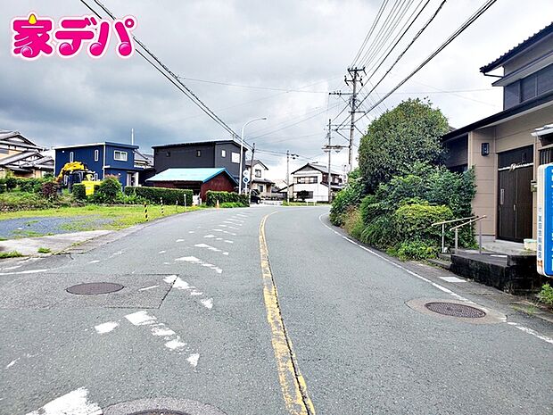 前面約7.9m幅の道路に面しており、通行や駐車の際に余裕がある広さです。運転が苦手な方でもラクラク!