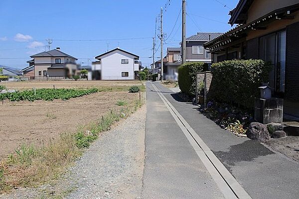 前面道路は見通しが良く、車の移動もスムーズに行えます。（セットバック前）