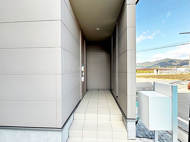 玄関が深い位置にあるので雨に濡れることなく身支度ができます