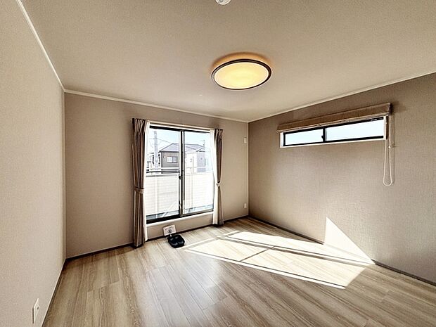 【洋室8帖】 主寝室には衣類収納やタンスを置く事もできるＷＩＣ付き！室内を広々と使えますね。 