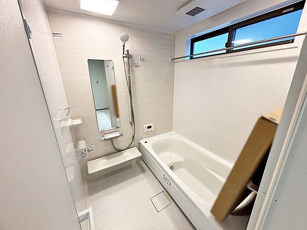 【浴室】 防水性や保温性に優れたシステムバスルーム！洗い場と脱衣所の段差が少なくバリアフリー 