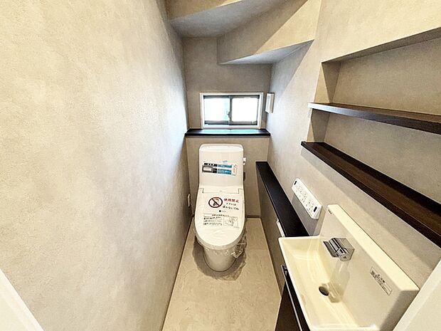 【トイレ】 各フロア1カ所ずつシャワー機能付トイレを設置しており、忙しい朝の混雑も解消!
