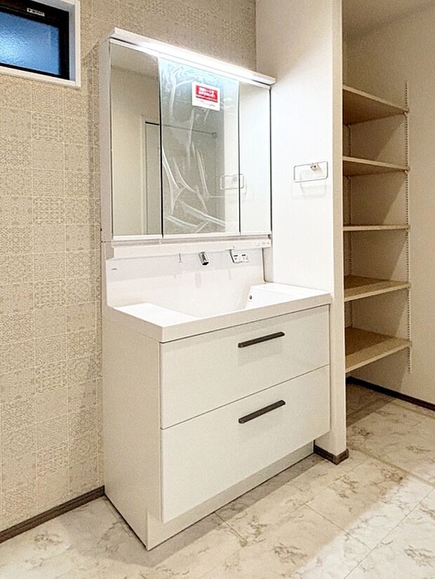 【洗面台】 洗面台の三面鏡の裏には収納があるので、見られたくないものの収納に便利