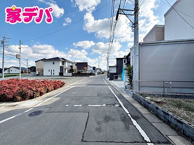 前面道路:北東側約6m幅 前面道路は見通しが良く、車の移動もスムーズに行えます。