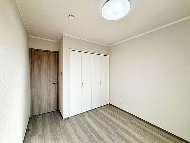 【洋室5.2帖】 全居室にクローゼットを完備し、収納スペースも十分です。 