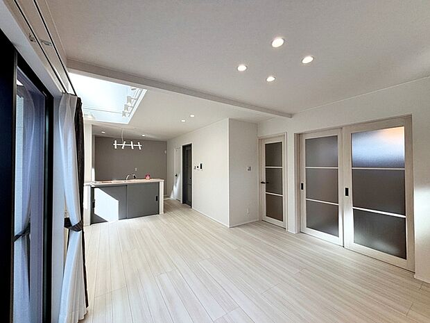 【リビング18.5帖】 18.5帖の広さを確保した南向きのリビング・ダイニング。上部吹抜けからの採光にも恵まれ心地よい空間です。 