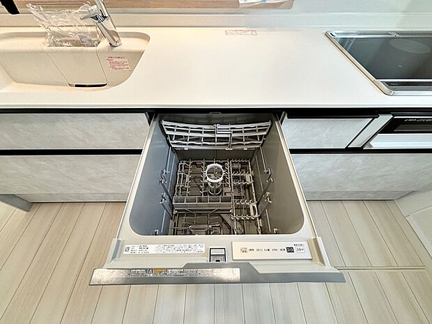 【食器洗浄乾燥機】 忙しい毎日、少しでも時間を短縮したい！そんな願いを叶える食器洗乾燥機付き。 