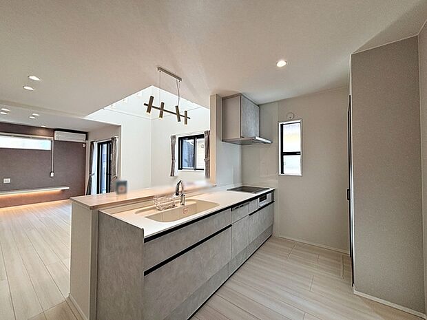 【キッチン】 リビングで遊んでいるお子様を見ながらお料理ができ、子育て中のパパママにも安心の設計です!