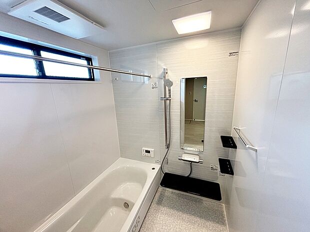 【浴室】 ゆったり入れる浴槽、一坪サイズのゆとりの空間。一日の疲れを癒してくれるくつろぎのバスタイムを… 