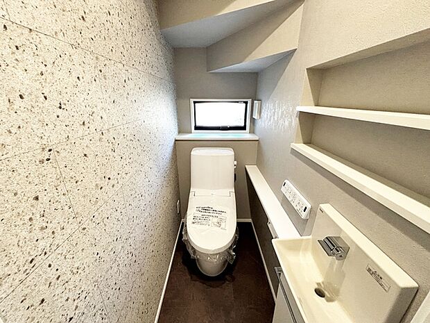 【トイレ】 1、2階共にシャワー機能付!小窓が付いている為換気もスッキリして頂けます。