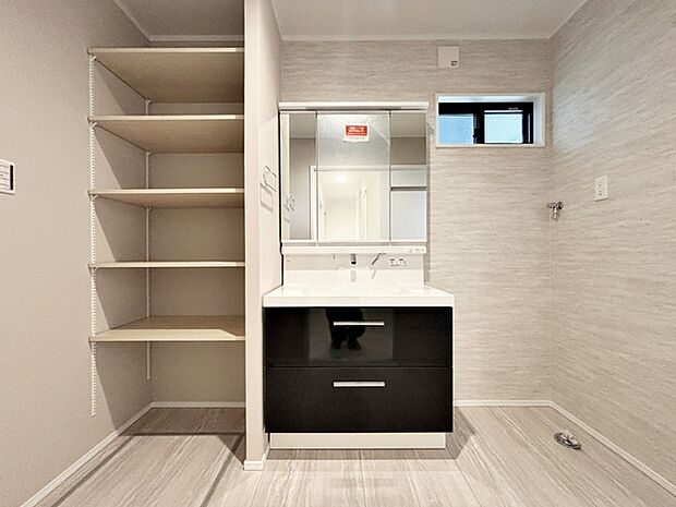 【洗面台】 洗髪・洗面・化粧などができる機能と収納スペースを一体化した洗面台です。
