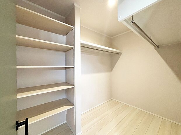 ハンガーにかけた洋服、帽子やバッグ他収納した物を見渡すことができ整理整頓がしやすい！ 