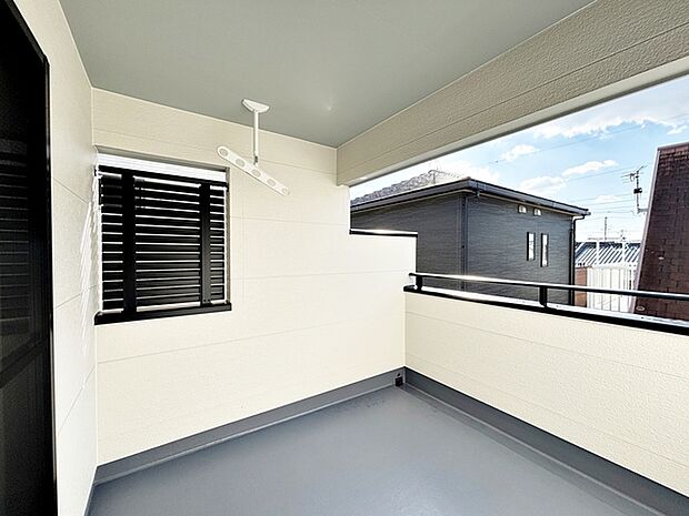 洗濯物が多い日も、シーツや掛け布団を天日干ししたいときにも嬉しい、広々バルコニーです！  