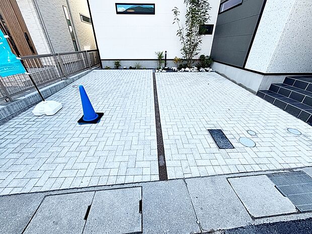 並列2台駐車可能なゆとりあるカースペース。目の前が駐車場だと雨の日も大量にお買い物をした時も便利 