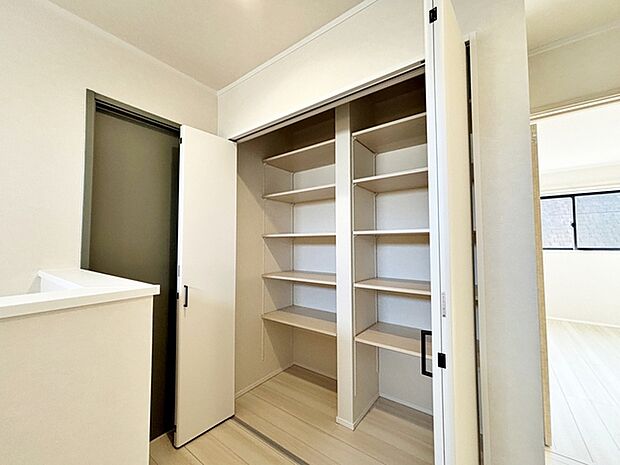 【2階ホール収納】 2階廊下にはご家族の共有収納スペースを設けました。使用頻度が少ないもの、季節的なものの収納に便利!