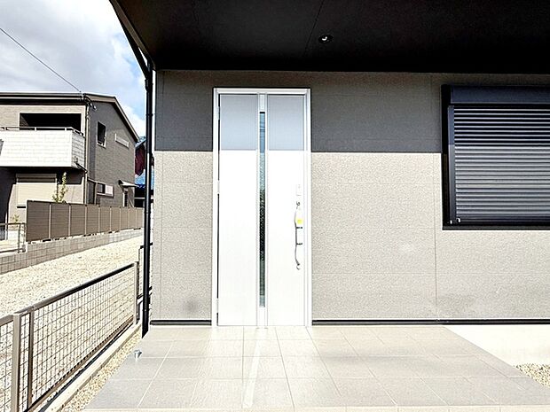 【玄関】 雨の日の出入りも濡れにくい玄関ポーチ 