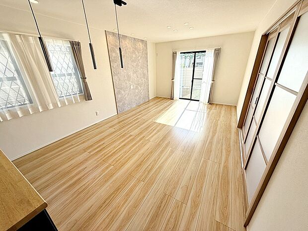 【リビング18帖】 大きな窓から柔らかな光が降り注ぎ、明るさが室内の奥まで行き渡ります。 