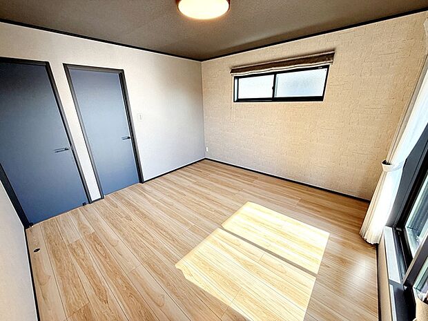 【洋室8帖】 主寝室には衣類収納やタンスを置く事もできるＷＩＣ付き！室内を広々と使えますね。 